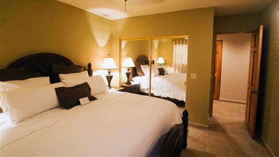 Clarion Suites Roatan at Pineapple Villa Room
