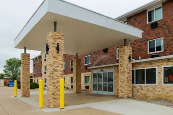 Clarion Pointe Bettendorf-Quad Cities