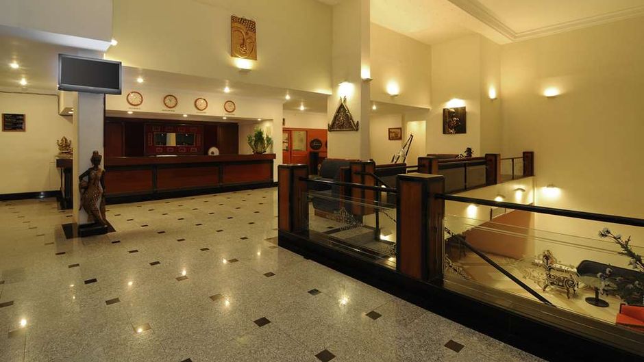 Quality Inn Regency Lobby
