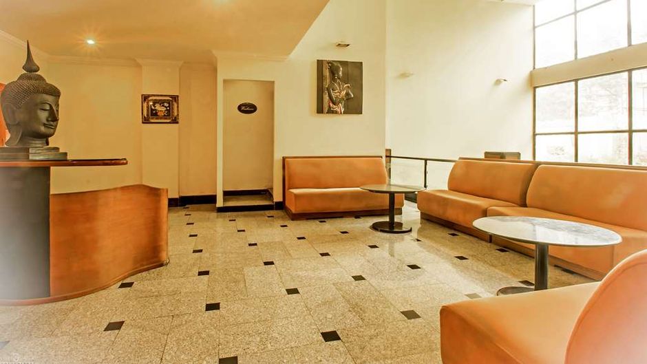 Quality Inn Regency Lobby