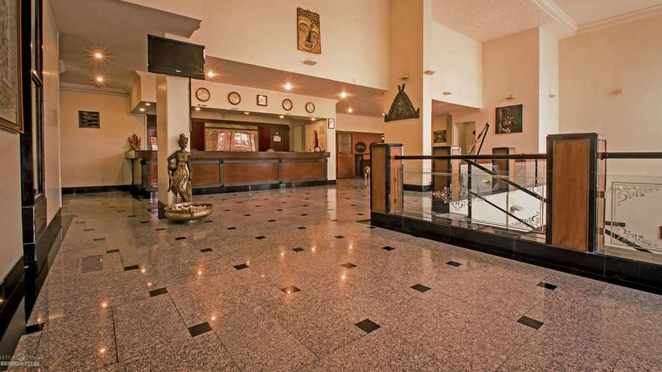Quality Inn Regency Lobby