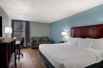 Clarion Inn & Suites Airport Grand Rapid