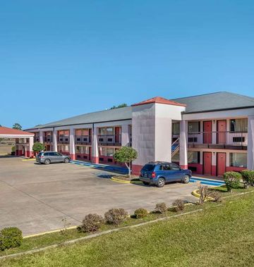 Econo Lodge Inn and Suites Forest