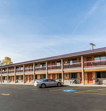 Econo Lodge Inn & Suites
