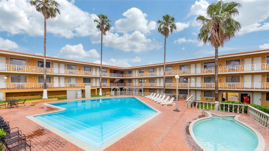 Quality Inn Pool