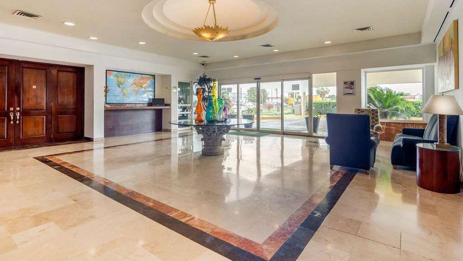 Quality Inn Monterrey La Fe Lobby
