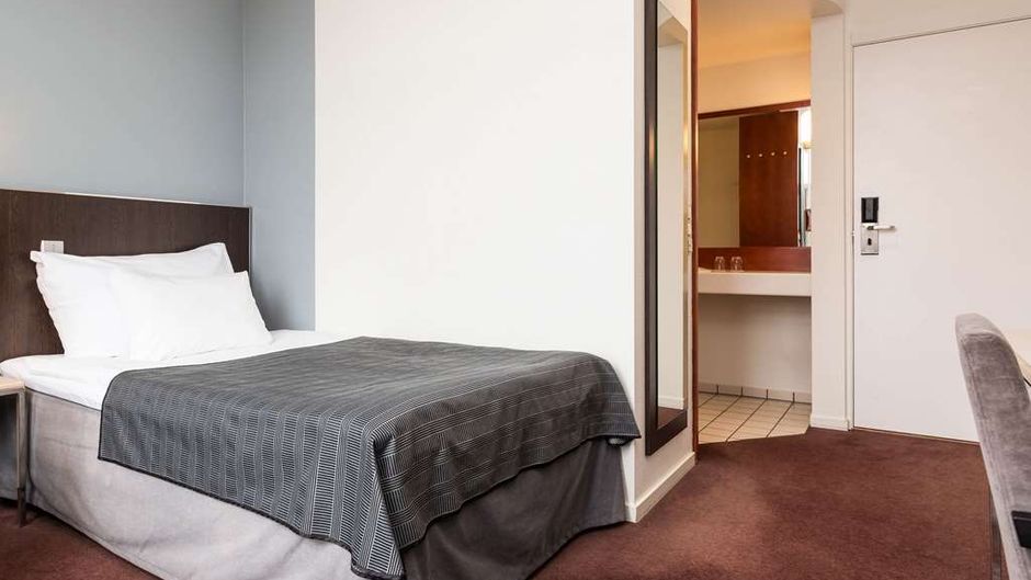 Quality Airport Hotel Room