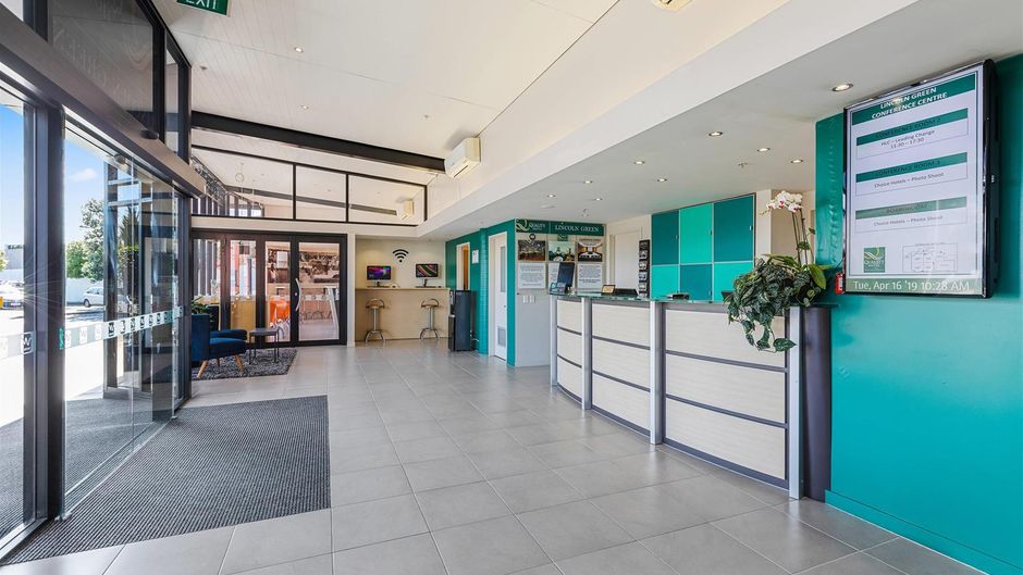 Quality Hotel Lincoln Green Lobby