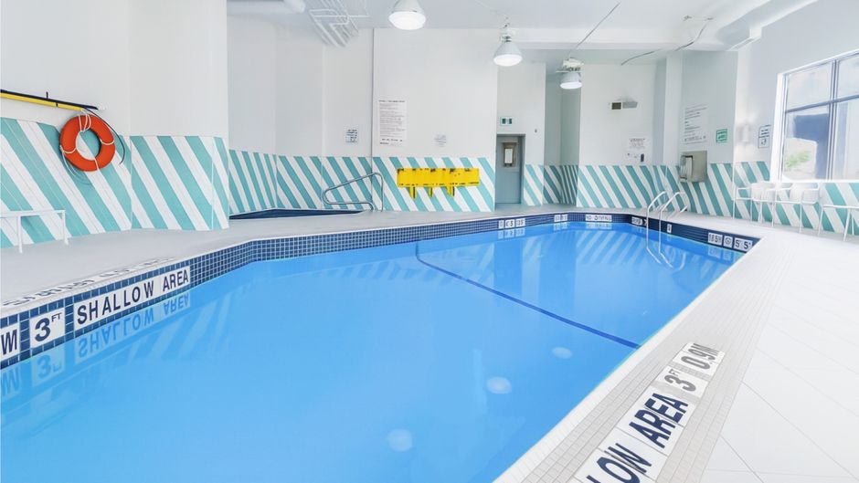 Holiday Inn & Suites Mississauga Pool
