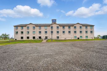 Cobblestone Hotel & Suites