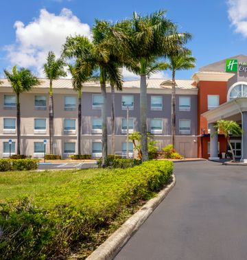 Holiday Inn Express Hotel & Suites