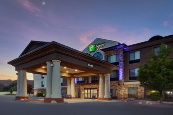 Holiday Inn Express Hotel & Suites