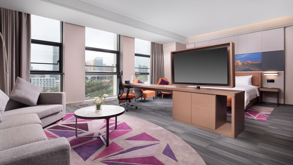 Hampton Inn URC Exhibition Center Room