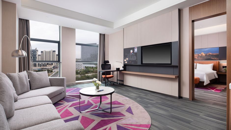 Hampton Inn URC Exhibition Center Room