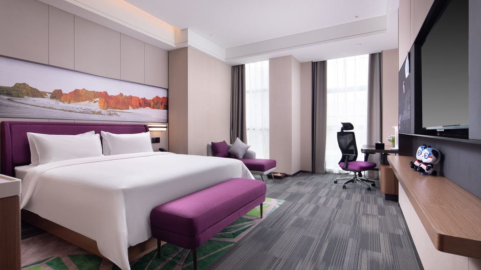 Hampton Inn URC Exhibition Center Room