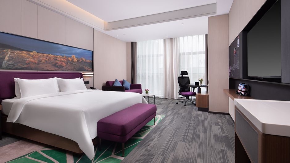 Hampton Inn URC Exhibition Center Room