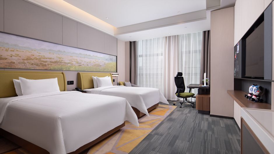 Hampton Inn URC Exhibition Center Room