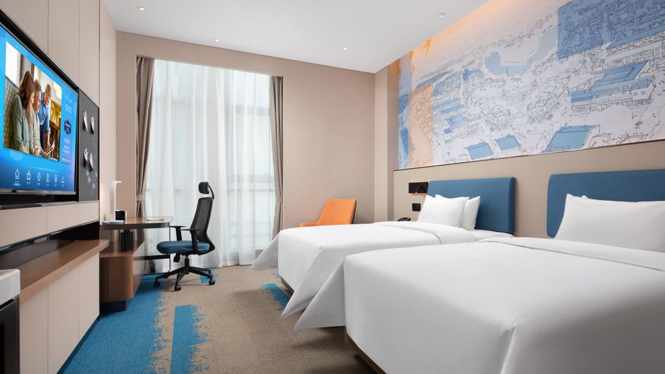 Hampton by Hilton West Railway Station Room