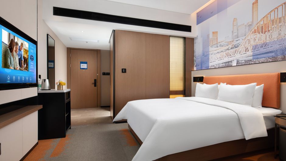 Hampton by Hilton West Railway Station Room