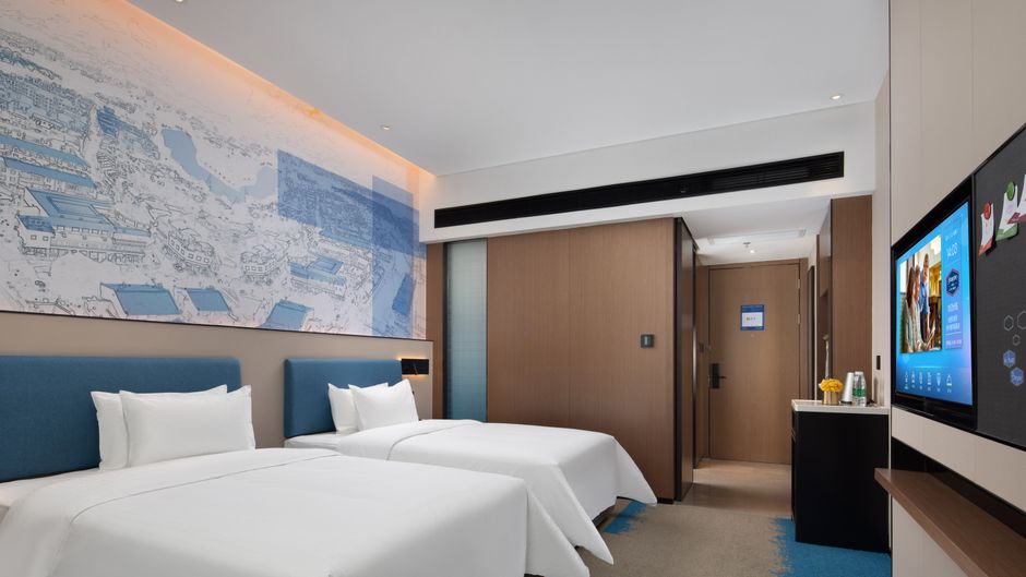 Hampton by Hilton West Railway Station Room