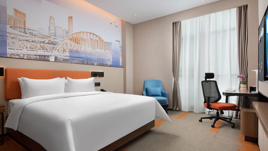 Hampton by Hilton West Railway Station Room