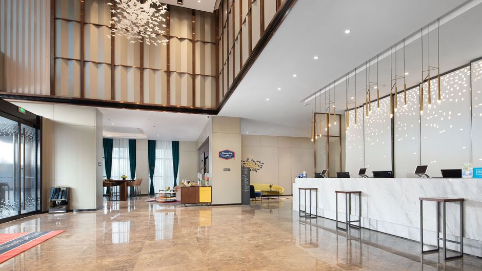 Hampton by Hilton West Railway Station Lobby