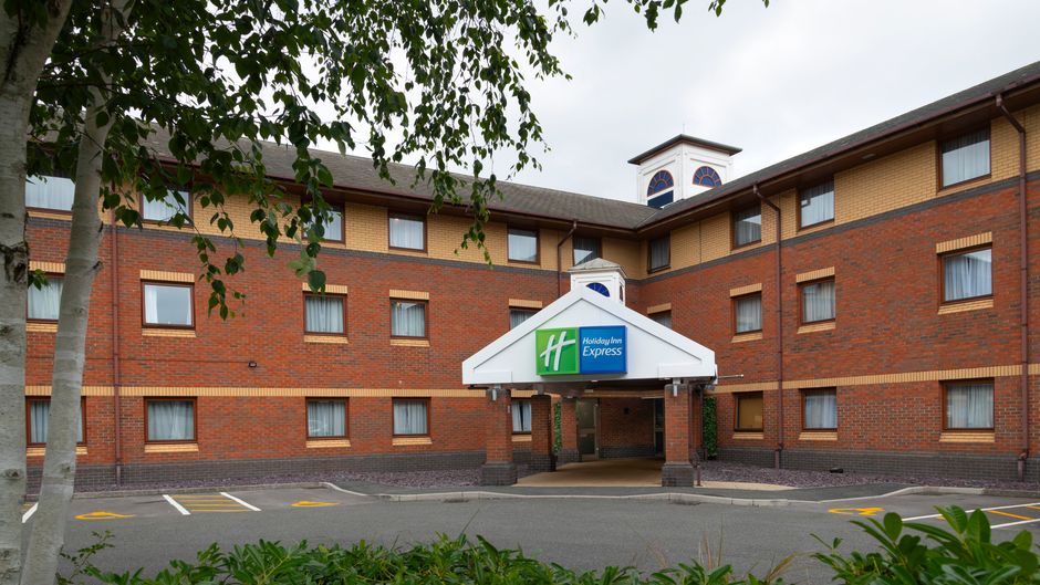Holiday Inn Express Exeter Exterior