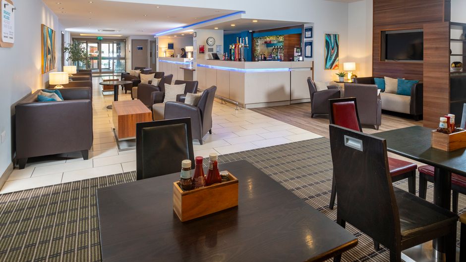 Holiday Inn Express Taunton Exterior