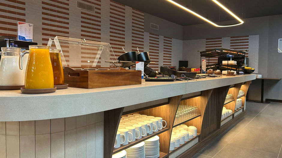 Holiday Inn Expr Suites Principe Real Restaurant