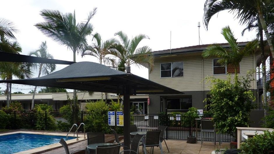 Country Plaza Motor Inn Pool