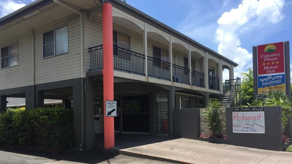Country Plaza Motor Inn Exterior