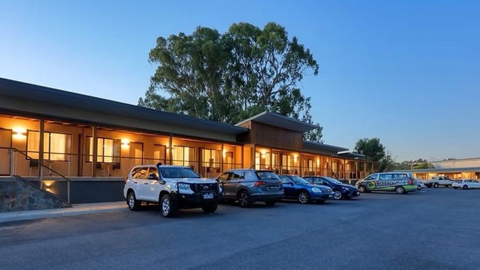 New Crossing Place Motel Exterior