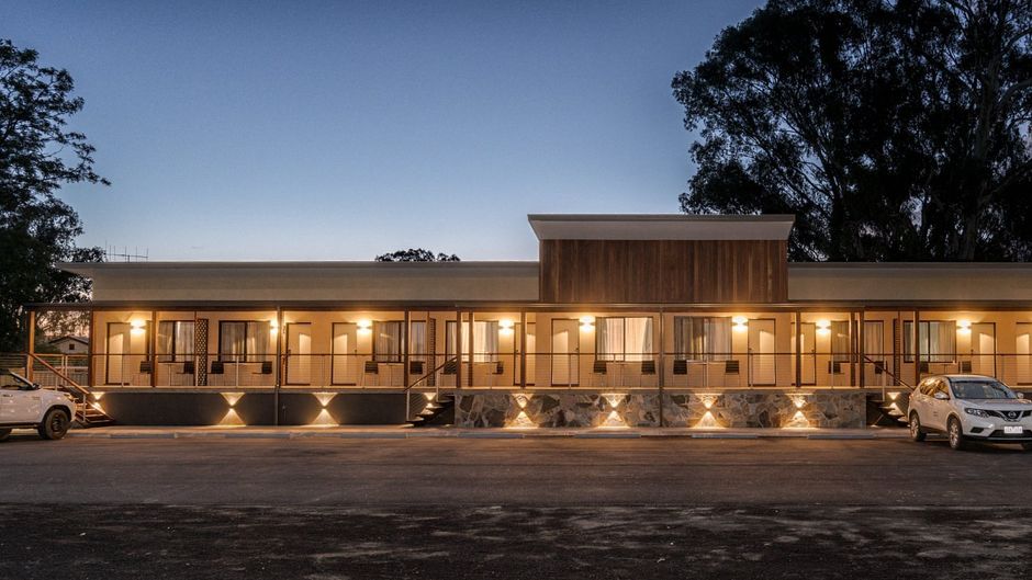 New Crossing Place Motel Exterior