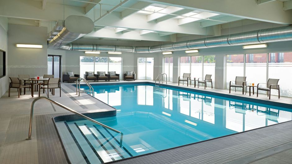 Courtyard by Marriott Toronto Airport Pool