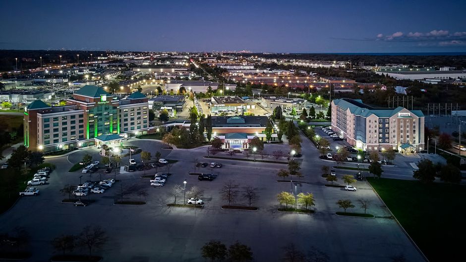 Holiday Inn & Suites Oakville @ Bronte Exterior