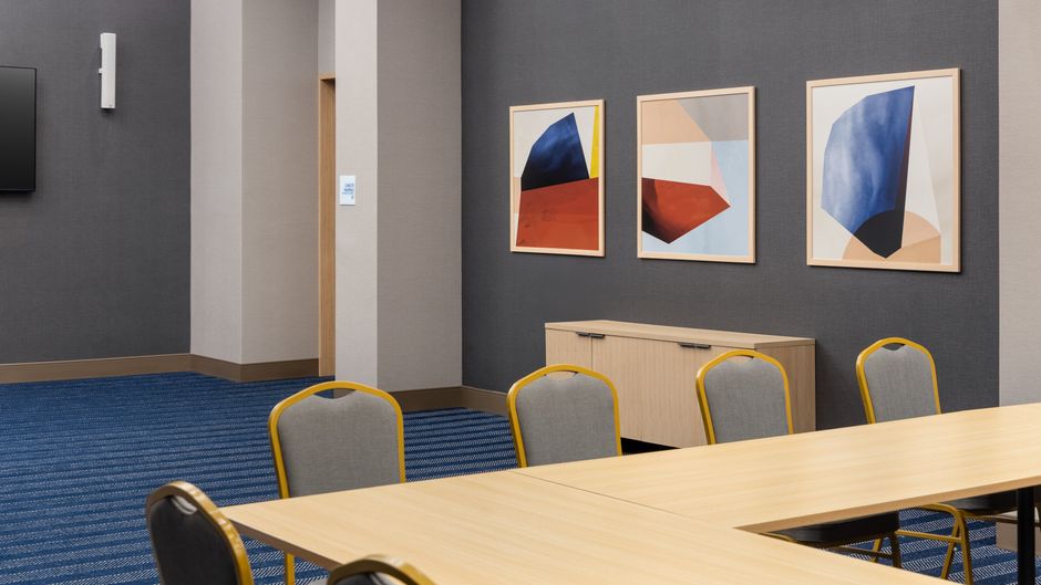 Holiday Inn Express Aeroport Montreal Meeting
