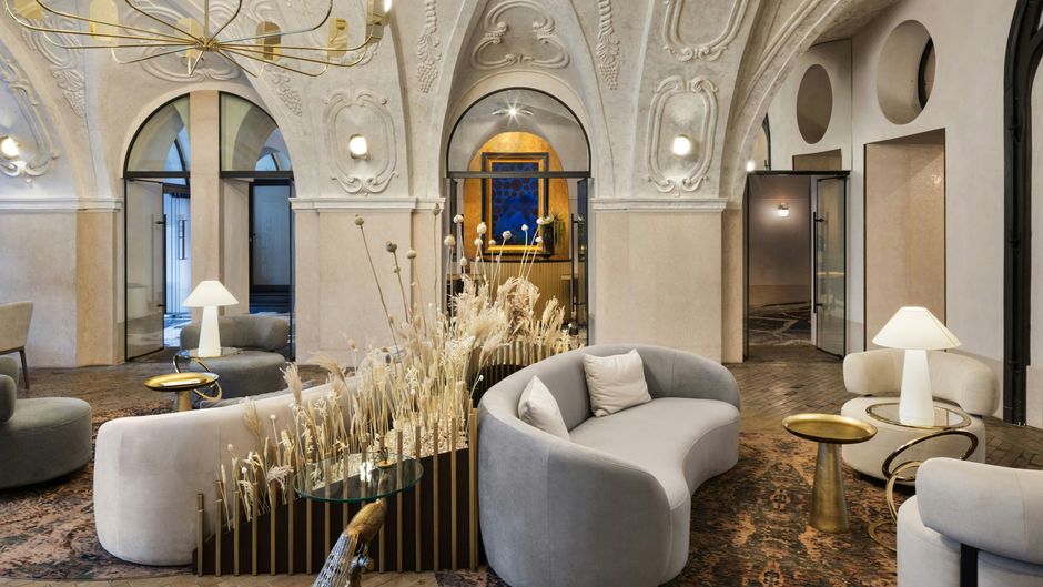 H15 Luxury Palace Lobby