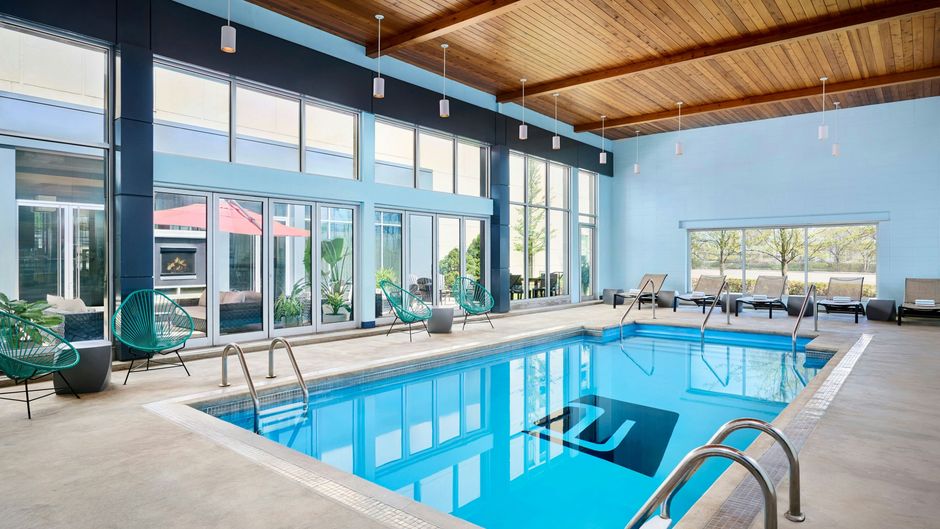 aloft Montreal Airport Pool