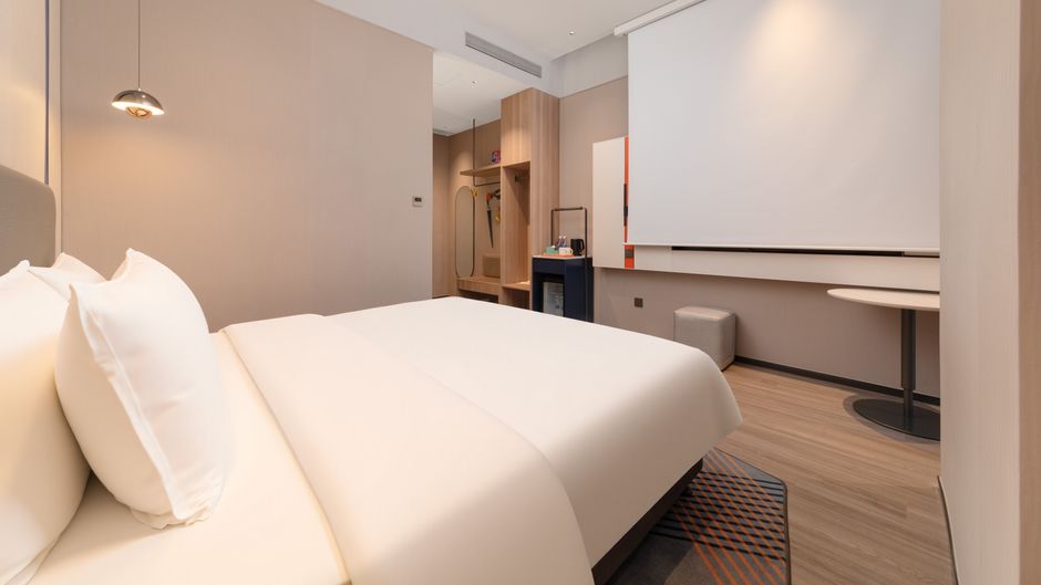 Holiday Inn Exp East Lake Room