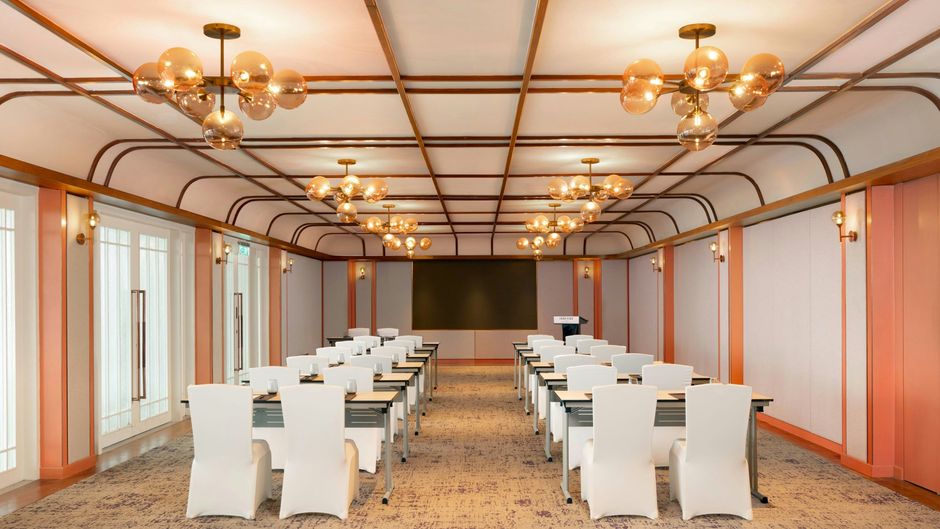 Lone Pine Hotel Meeting
