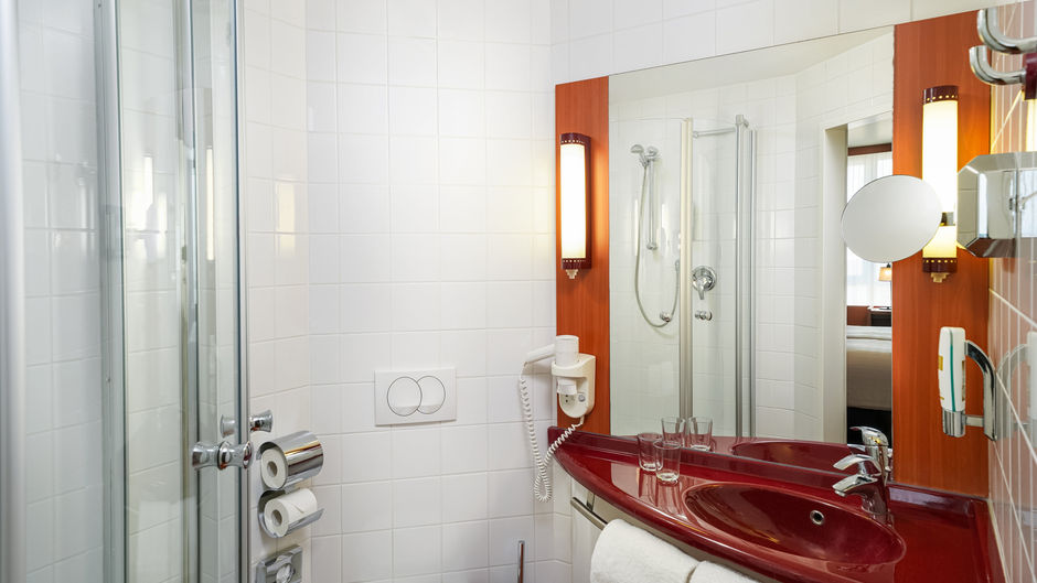Leonardo Hotel Salzburg Airport Room