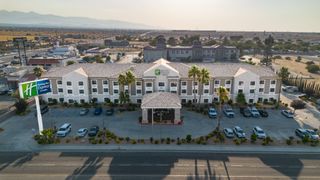 Holiday Inn Express Hotel & Suites