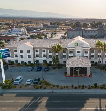 Holiday Inn Express Hotel & Suites