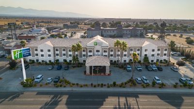 Holiday Inn Express Hotel & Suites