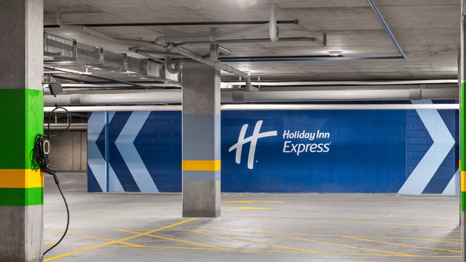 Holiday Inn Express Aeroport Montreal Lobby