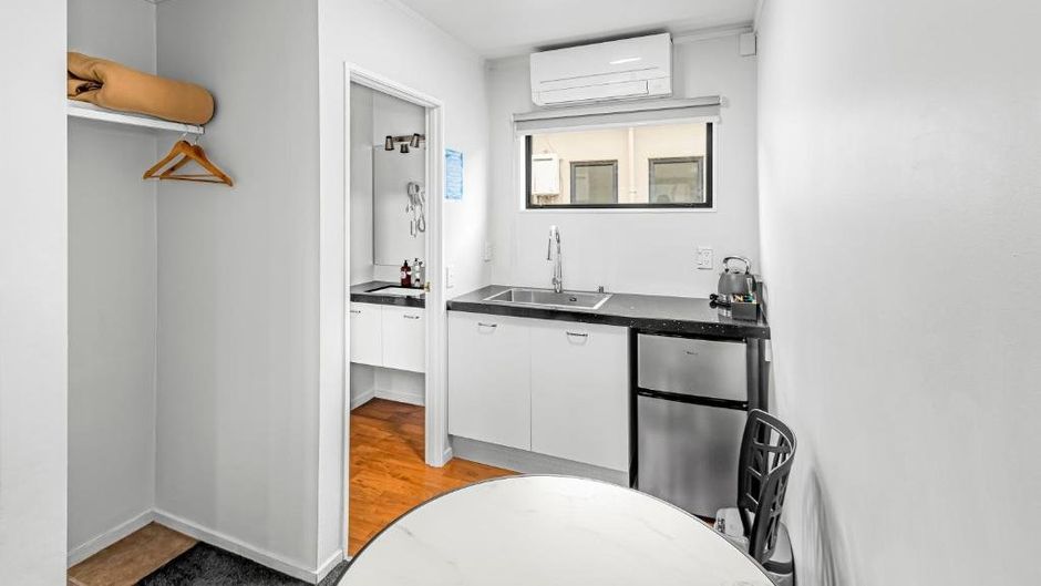 Auckland Airport Motel Room