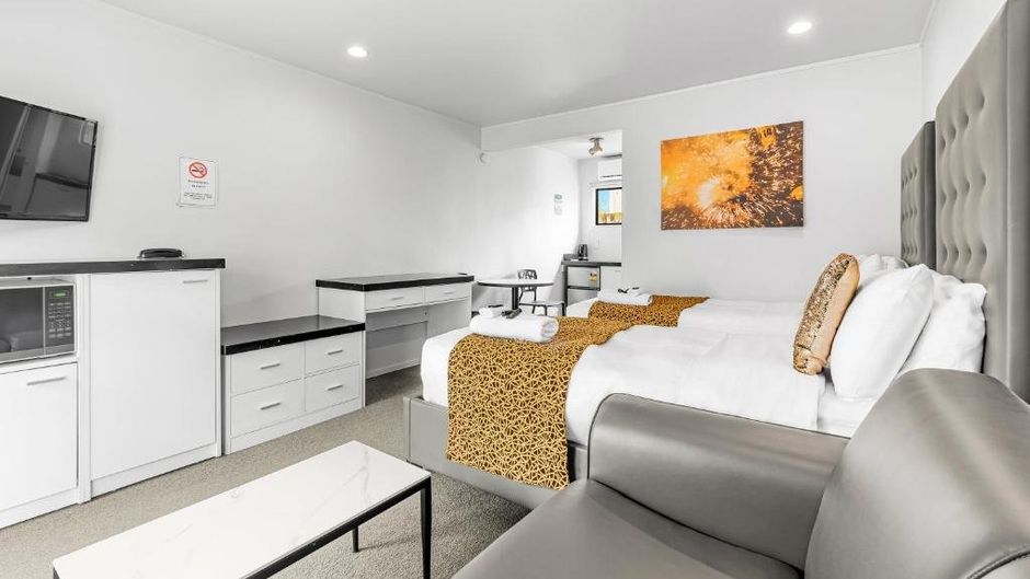 Auckland Airport Motel Room