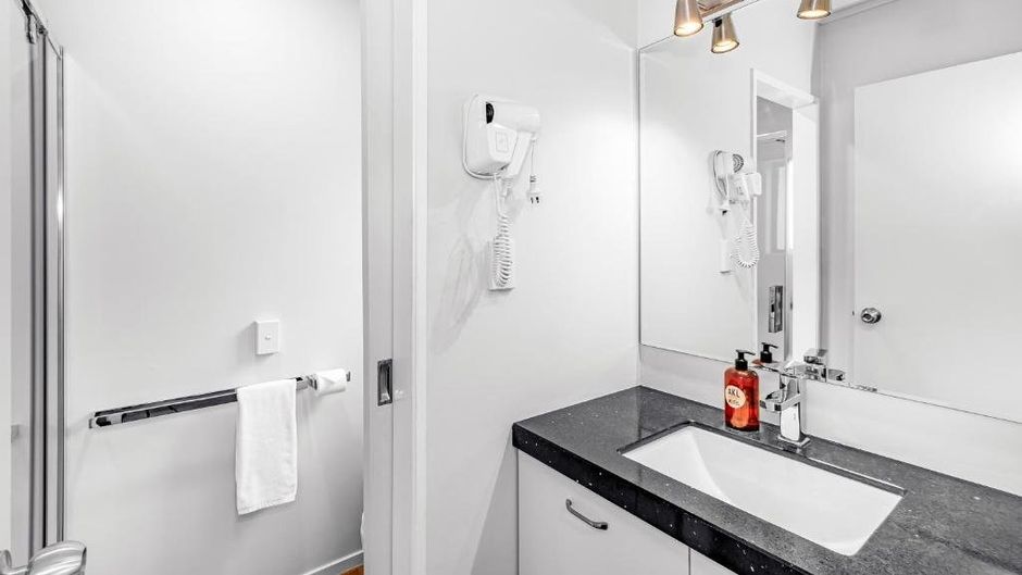Auckland Airport Motel Room