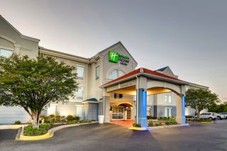 Holiday Inn Express Hotel & Suites