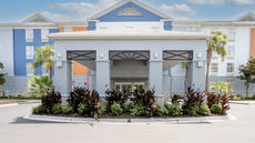 Holiday Inn Express Hotel & Suites